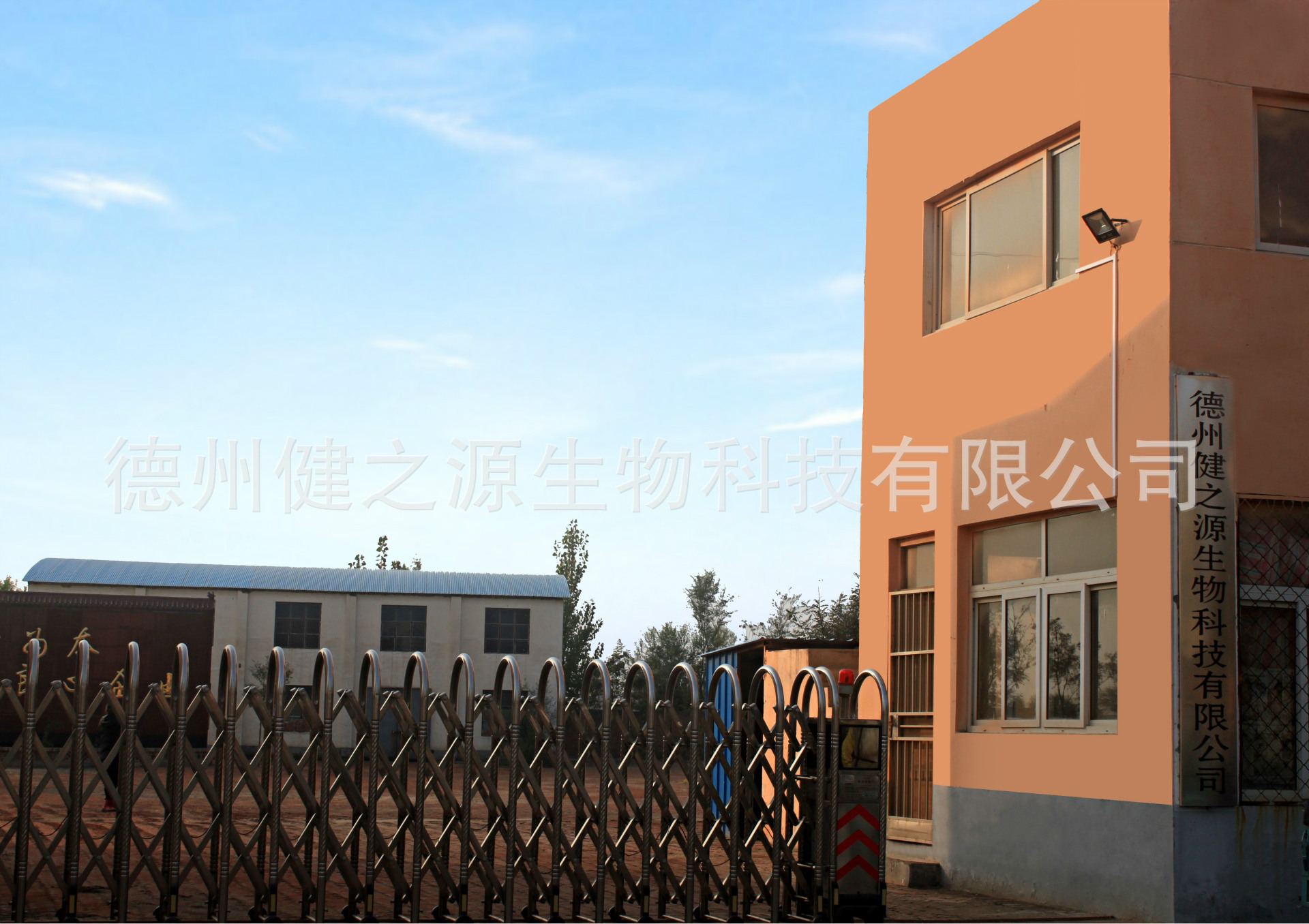 德州健之源生物科技有限公司是一家專業(yè)生產(chǎn)營養(yǎng)素補充劑、SC營養(yǎng)食品公司，業(yè)務范圍包括固體飲料、壓片糖果、代用茶、沖劑以及各種膳食養(yǎng)生健康食品的生產(chǎn)代工、OEM、 ODM等。公司占地五十余畝，廠區(qū)建筑面積4000余m2，內(nèi)設生產(chǎn)車間、質(zhì)量控制室、產(chǎn)品檢測中心、陰涼倉庫、辦公用房及輔助用房。生產(chǎn)車間總面積1000余m2，其中保健食品GMP 凈化車間600m2，裸藻片代加工 裸藻復合壓片糖果OEM  食品片劑貼牌委托生產(chǎn)廠家 一般生產(chǎn)區(qū)400m2；倉儲總面積（原輔料倉庫、成品倉庫、包材倉庫等）2500m2，物料分區(qū)分庫存放；檢測分析室（包括理化分析室、微生物檢驗室、留樣觀察室等）總面積300m2。辦公用房200m2。流水生產(chǎn)線承接粉劑，片劑，袋泡茶，顆粒劑 等劑型的成品、半成品代加工。  公司成立專項實驗室，引進山東中醫(yī)藥大學的醫(yī)藥技術部部長等相關專業(yè)人員組建科研團隊，在分子生物學、微 生物發(fā)酵、藥食同源、新資源食品研究等方面實行研產(chǎn)一體化，針對不同方向的營養(yǎng)課題進行探討研究，并將科研成果轉(zhuǎn)化為生產(chǎn)力，為產(chǎn)業(yè)化生產(chǎn)提供技術支撐。